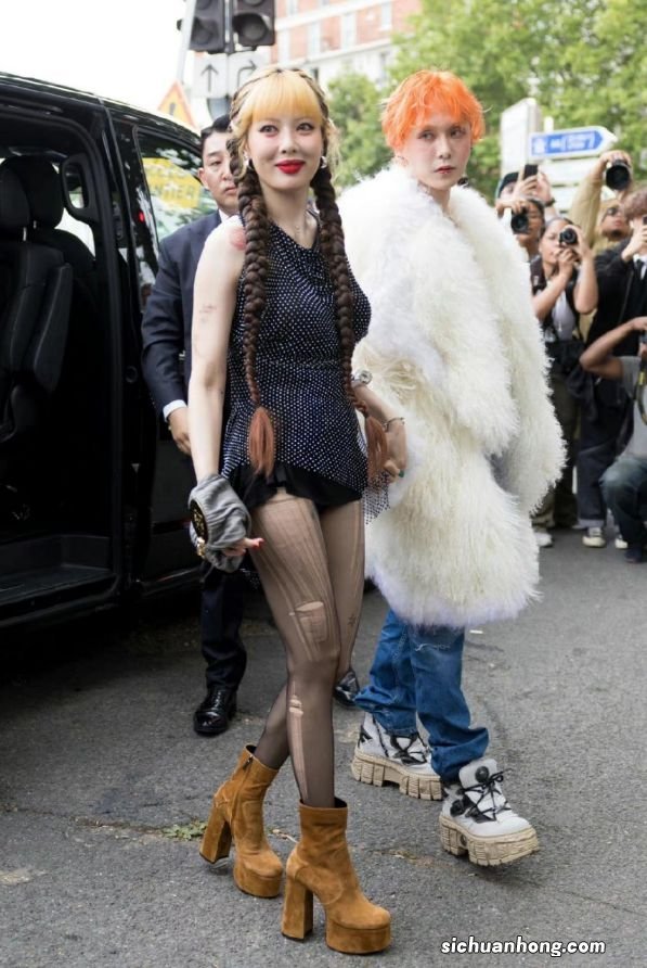 泫雅与男友台上表演接吻!一口咬住男方双唇,动作大胆毫不害羞