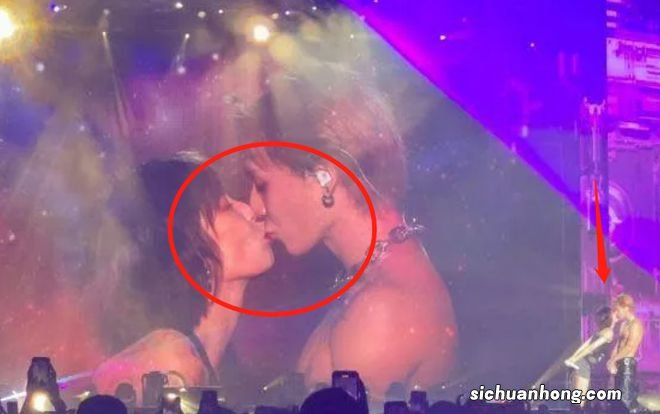 泫雅与男友台上表演接吻!一口咬住男方双唇,动作大胆毫不害羞