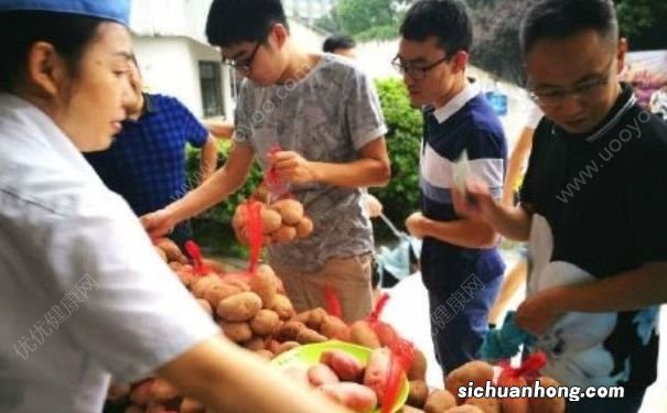 川大食堂摆土豆宴，土豆整个煮熟最受欢迎，土豆有什么功效作用？