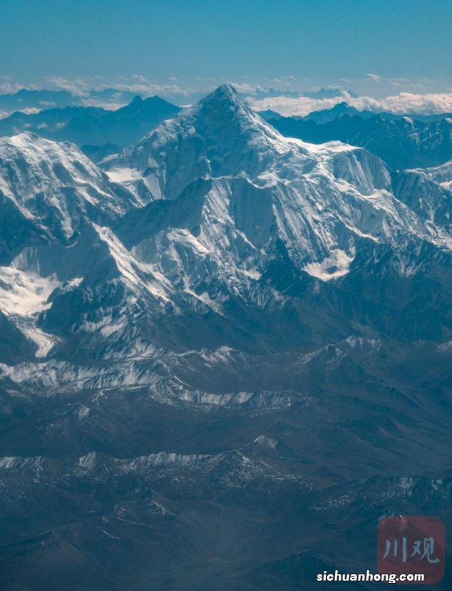 万米高空瞰贡嘎 山势雄壮巍然立