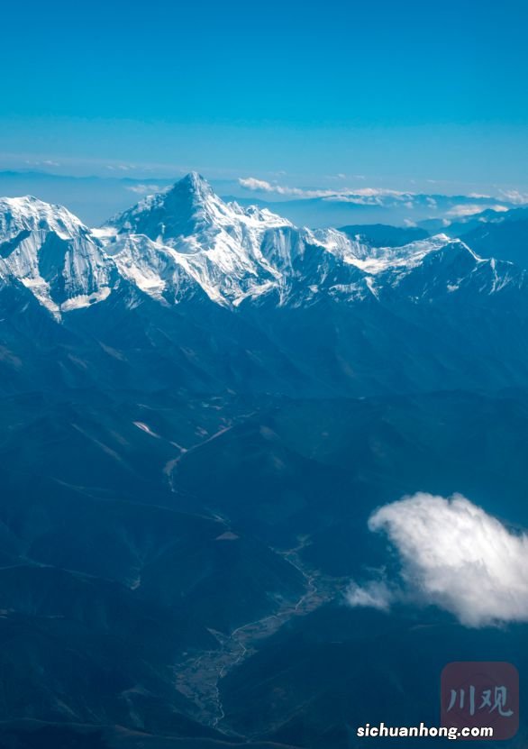 万米高空瞰贡嘎 山势雄壮巍然立