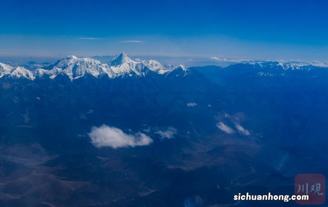 万米高空瞰贡嘎 山势雄壮巍然立