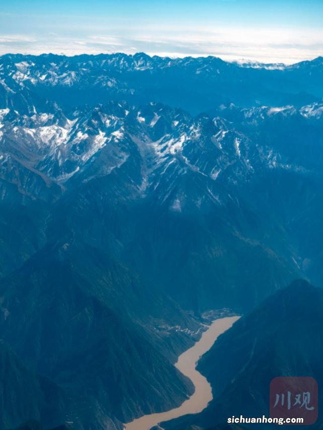 万米高空瞰贡嘎 山势雄壮巍然立