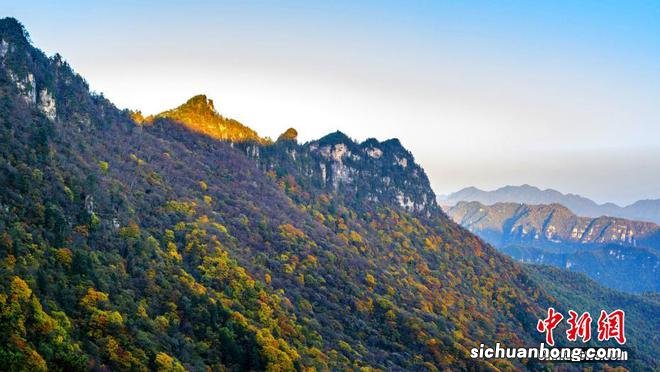 湖北神农架迎赏秋“黄金期” 山川峡谷秋意十足