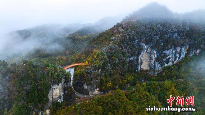 湖北神农架迎赏秋“黄金期” 山川峡谷秋意十足