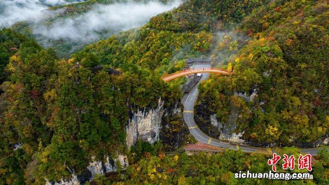 湖北神农架迎赏秋“黄金期” 山川峡谷秋意十足