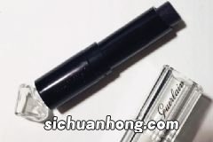 娇兰小黑裙唇膏061和002哪个好？小黑裙唇膏061好看还是002好看？