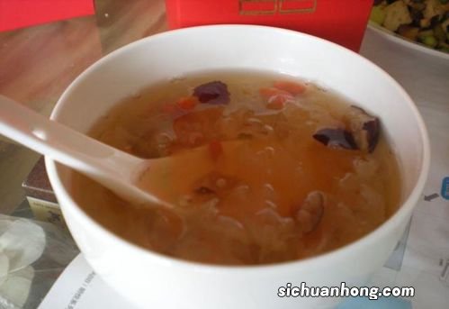 红枣枸杞银耳汤放多久