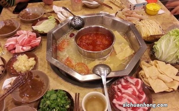 女子在火锅中吃出2个创可贴,吃的火锅不干净会怎样?