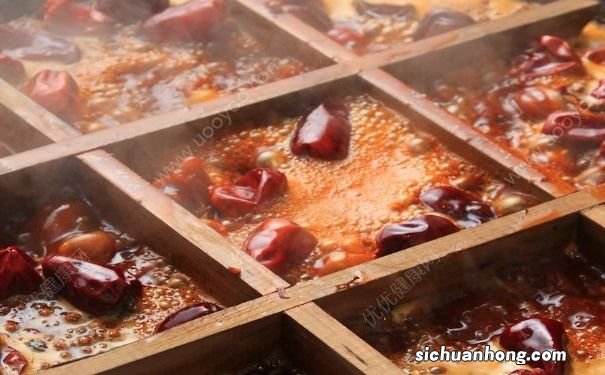 女子在火锅中吃出2个创可贴,吃的火锅不干净会怎样?