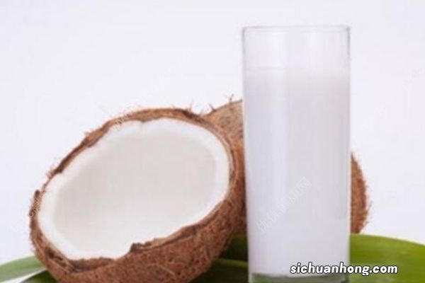 椰子汁的功效有哪些？喝椰子汁有什么好处？