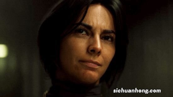 COD19女杀手动捕演员发照致谢：气场强大不失魅力