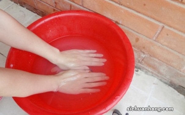 早上用什么水洗脸最好?早晨洗脸水中什么祛斑?