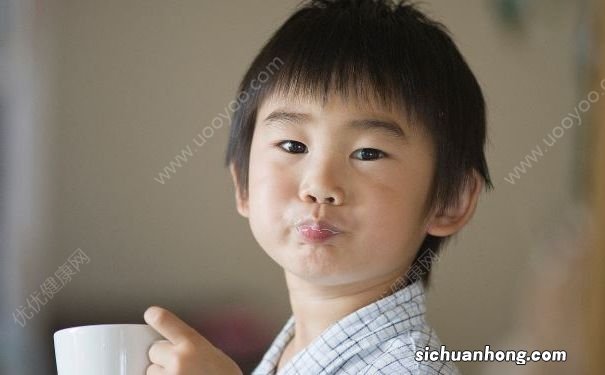 10岁男童爱喝饮料，喉咙布满鹅卵石，饮料喝多了有什么坏处？