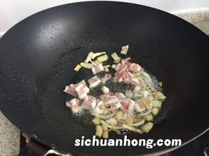 黑木儿炒肉先放什么