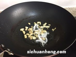 黑木儿炒肉先放什么