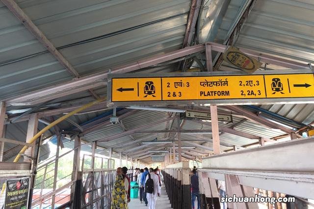 实拍印度首都德里火车，惊呆中国游客，硬件设施及服务都很到位