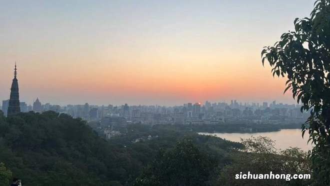 西湖边看日出有多热闹？宝石山上“长满了人”……