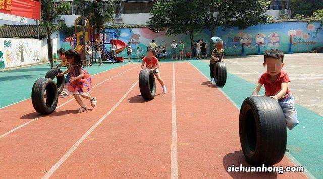 孩子不去幼儿园老说“一个人”，家长蹲点偷看后崩溃，网友：活该