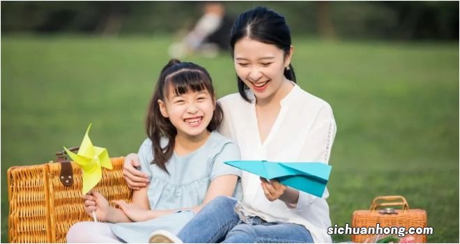 “00后”宝妈参加家长会,吐舌自拍惹争议,网友:当你孩子真可怜