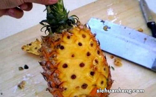 怎么拿水果刀削掉菠萝皮呢