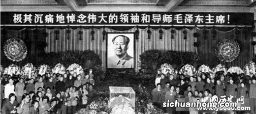 宋庆龄竟然在毛主席追悼会上坐着!