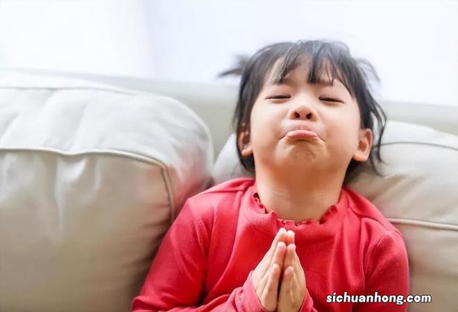 当娃盯着别人东西想要时,家长的第一反应很重要,做错了会毁了娃