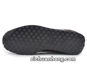 橡胶鞋底是硬的还是软的