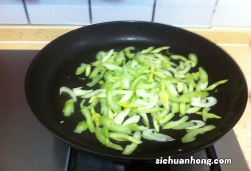 为什么芹菜炒鸡蛋有毒