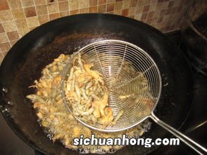 炸小鱼腌制多久