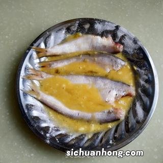 黄鲫子鱼煎鸡蛋怎么做好吃