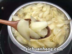 梨煮百合有什么功效与作用是什么意思