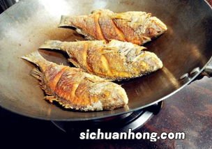 大点的鱼怎么炸不粘锅