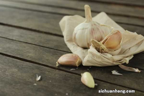 大蒜叶子发黄怎么回事，怎么办