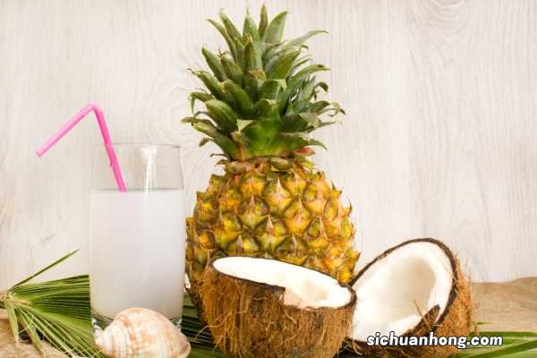 奶奶用1个吃剩的菠萝头,竟种出了3个大菠萝,邻居都羡慕死了